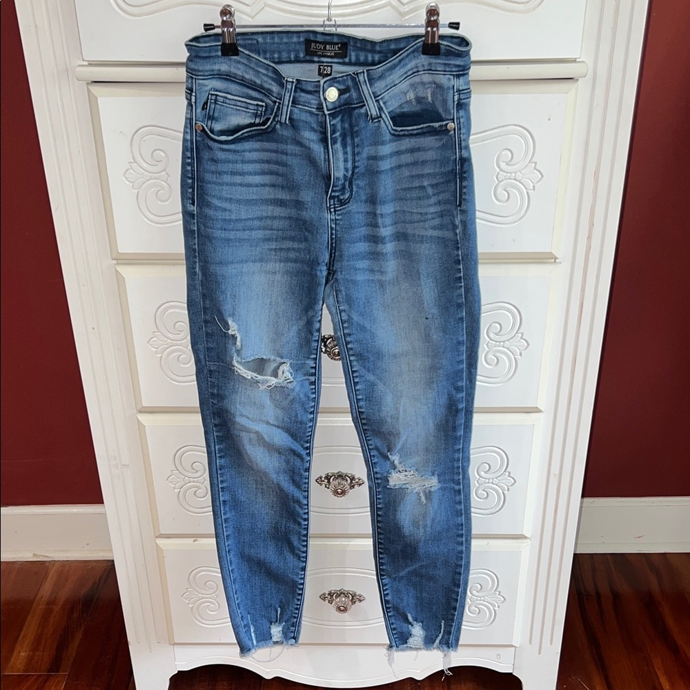 Judy Blue Distressed Ankle Jeans in Classic Blue